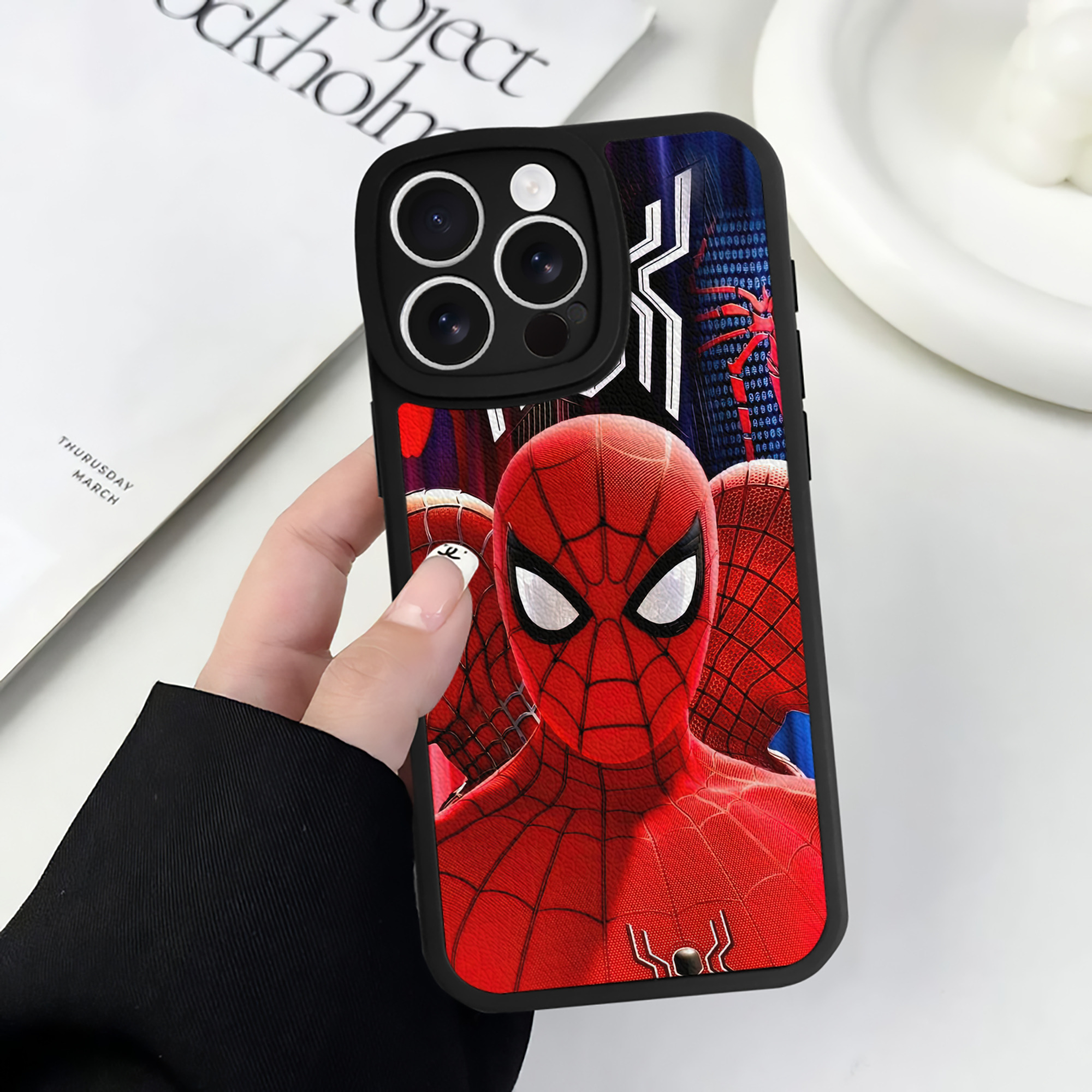 Spider Man スパイダーマン 【iPhone 16シリーズ対応】シリコンスマホケース（レザー調） 材質：シリコン